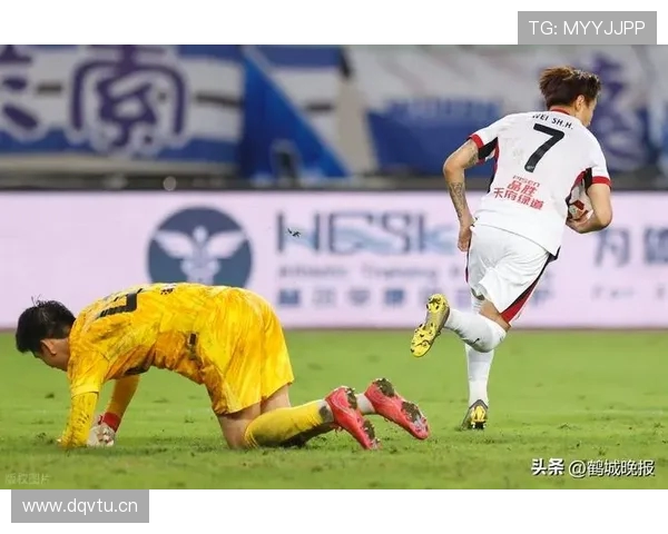 马德兴质疑韦世豪红牌判罚称存在主场哨倾向判决合理性引热议